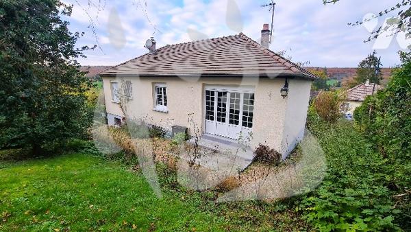 Maison 3 chambres et sous-sol. Garage.