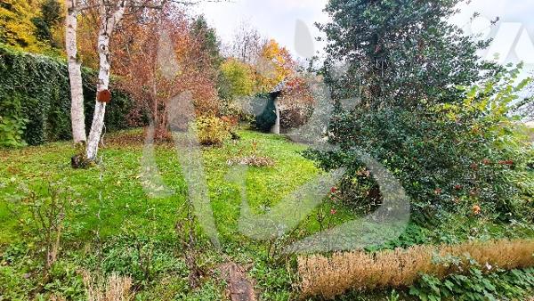 Maison 3 chambres et sous-sol. Garage.