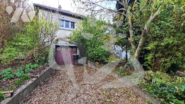Maison 3 chambres et sous-sol. Garage.