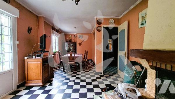 Maison 3 chambres et sous-sol. Garage.