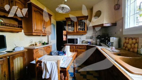 Maison 3 chambres et sous-sol. Garage.