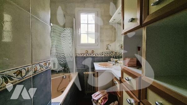 Maison 3 chambres et sous-sol. Garage.