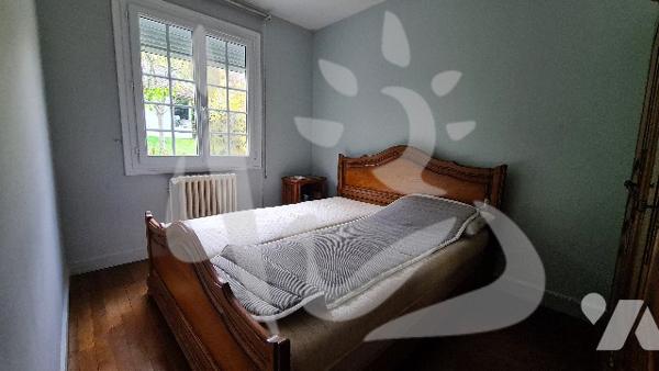 Maison 3 chambres et sous-sol. Garage.