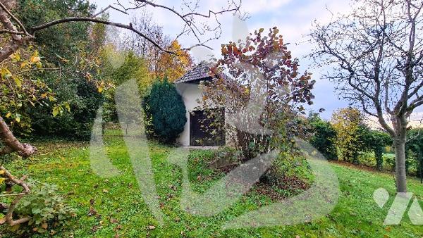 Maison 3 chambres et sous-sol. Garage.