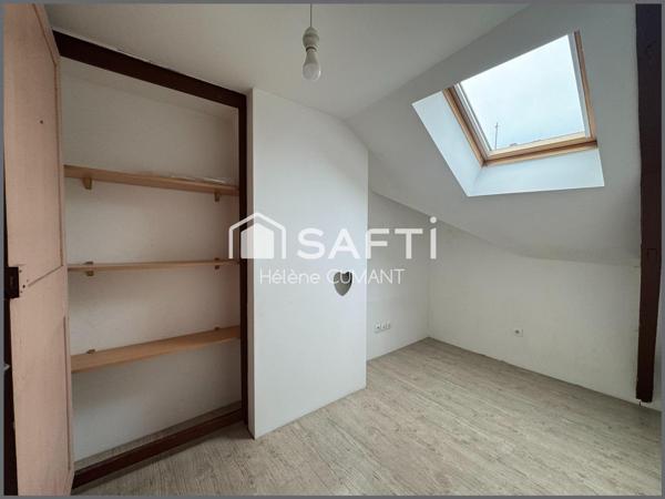 Duplex en plein cœur de Lisieux, au calme absolu à deux pas des commerces et 8 min de la gare à pied.