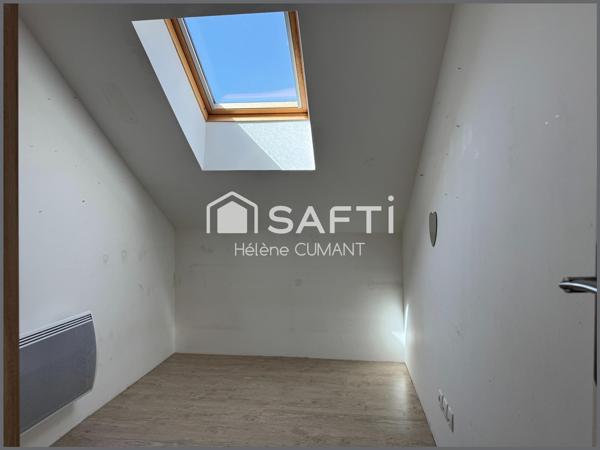 Duplex en plein cœur de Lisieux, au calme absolu à deux pas des commerces et 8 min de la gare à pied.