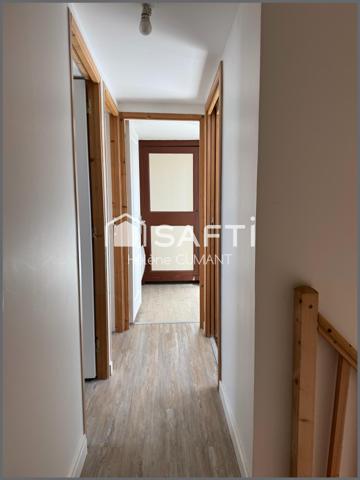 Duplex en plein cœur de Lisieux, au calme absolu à deux pas des commerces et 8 min de la gare à pied.