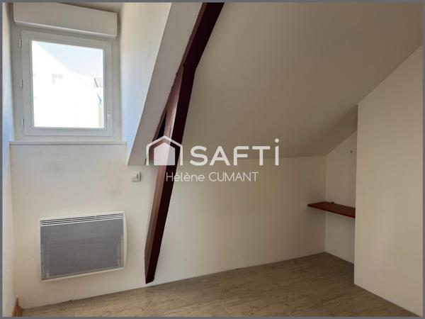 Duplex en plein cœur de Lisieux, au calme absolu à deux pas des commerces et 8 min de la gare à pied.