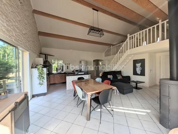 Située dans un hameau, à seulement 4 minutes du bourg en voiture et moins de 10 minutes à vélo, découvrez cette maison de 2007 implantée sur une parcelle de plus de 1 200 m².

Elle se compose d'une belle pièce de vie avec cuisine ouverte aménagée et équipée, bénéficiant d'une grande hauteur sous plafond, d'un mur en parement de pierre et d'une mezzanine ouverte sur le salon. Deux grandes baies vitrées, exposées sud-ouest, apportent une belle luminosité.

Au rez-de-chaussée, vous trouverez également deux chambres sur parquet ainsi qu'une salle d'eau moderne avec double vasque et grande douche.

À l'étage, une troisième chambre dispose d'un balcon avec vue sur le jardin.

À l'extérieur, profitez d'un grand jardin entièrement clôturé, d'un portail électrique, d'un abri de jardin, d'un puits et d'un grand garage.

Données techniques : chauffage au gaz propane, excellente isolation grâce à une construction en béton thermo-isolant, volets roulants électriques et micro-station neuve et conforme.