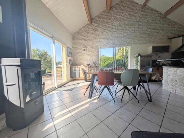 Située dans un hameau, à seulement 4 minutes du bourg en voiture et moins de 10 minutes à vélo, découvrez cette maison de 2007 implantée sur une parcelle de plus de 1 200 m².

Elle se compose d'une belle pièce de vie avec cuisine ouverte aménagée et équipée, bénéficiant d'une grande hauteur sous plafond, d'un mur en parement de pierre et d'une mezzanine ouverte sur le salon. Deux grandes baies vitrées, exposées sud-ouest, apportent une belle luminosité.

Au rez-de-chaussée, vous trouverez également deux chambres sur parquet ainsi qu'une salle d'eau moderne avec double vasque et grande douche.

À l'étage, une troisième chambre dispose d'un balcon avec vue sur le jardin.

À l'extérieur, profitez d'un grand jardin entièrement clôturé, d'un portail électrique, d'un abri de jardin, d'un puits et d'un grand garage.

Données techniques : chauffage au gaz propane, excellente isolation grâce à une construction en béton thermo-isolant, volets roulants électriques et micro-station neuve et conforme.