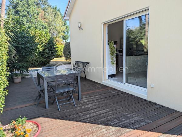 Située dans un hameau, à seulement 4 minutes du bourg en voiture et moins de 10 minutes à vélo, découvrez cette maison de 2007 implantée sur une parcelle de plus de 1 200 m².

Elle se compose d'une belle pièce de vie avec cuisine ouverte aménagée et équipée, bénéficiant d'une grande hauteur sous plafond, d'un mur en parement de pierre et d'une mezzanine ouverte sur le salon. Deux grandes baies vitrées, exposées sud-ouest, apportent une belle luminosité.

Au rez-de-chaussée, vous trouverez également deux chambres sur parquet ainsi qu'une salle d'eau moderne avec double vasque et grande douche.

À l'étage, une troisième chambre dispose d'un balcon avec vue sur le jardin.

À l'extérieur, profitez d'un grand jardin entièrement clôturé, d'un portail électrique, d'un abri de jardin, d'un puits et d'un grand garage.

Données techniques : chauffage au gaz propane, excellente isolation grâce à une construction en béton thermo-isolant, volets roulants électriques et micro-station neuve et conforme.