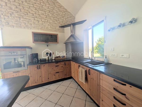 Située dans un hameau, à seulement 4 minutes du bourg en voiture et moins de 10 minutes à vélo, découvrez cette maison de 2007 implantée sur une parcelle de plus de 1 200 m².

Elle se compose d'une belle pièce de vie avec cuisine ouverte aménagée et équipée, bénéficiant d'une grande hauteur sous plafond, d'un mur en parement de pierre et d'une mezzanine ouverte sur le salon. Deux grandes baies vitrées, exposées sud-ouest, apportent une belle luminosité.

Au rez-de-chaussée, vous trouverez également deux chambres sur parquet ainsi qu'une salle d'eau moderne avec double vasque et grande douche.

À l'étage, une troisième chambre dispose d'un balcon avec vue sur le jardin.

À l'extérieur, profitez d'un grand jardin entièrement clôturé, d'un portail électrique, d'un abri de jardin, d'un puits et d'un grand garage.

Données techniques : chauffage au gaz propane, excellente isolation grâce à une construction en béton thermo-isolant, volets roulants électriques et micro-station neuve et conforme.