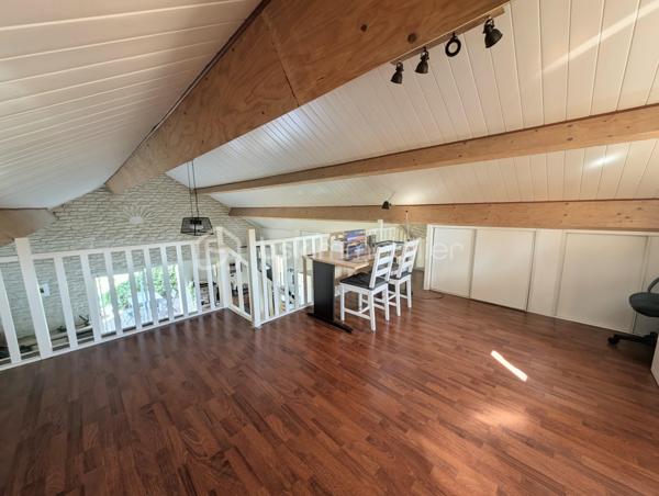Située dans un hameau, à seulement 4 minutes du bourg en voiture et moins de 10 minutes à vélo, découvrez cette maison de 2007 implantée sur une parcelle de plus de 1 200 m².

Elle se compose d'une belle pièce de vie avec cuisine ouverte aménagée et équipée, bénéficiant d'une grande hauteur sous plafond, d'un mur en parement de pierre et d'une mezzanine ouverte sur le salon. Deux grandes baies vitrées, exposées sud-ouest, apportent une belle luminosité.

Au rez-de-chaussée, vous trouverez également deux chambres sur parquet ainsi qu'une salle d'eau moderne avec double vasque et grande douche.

À l'étage, une troisième chambre dispose d'un balcon avec vue sur le jardin.

À l'extérieur, profitez d'un grand jardin entièrement clôturé, d'un portail électrique, d'un abri de jardin, d'un puits et d'un grand garage.

Données techniques : chauffage au gaz propane, excellente isolation grâce à une construction en béton thermo-isolant, volets roulants électriques et micro-station neuve et conforme.