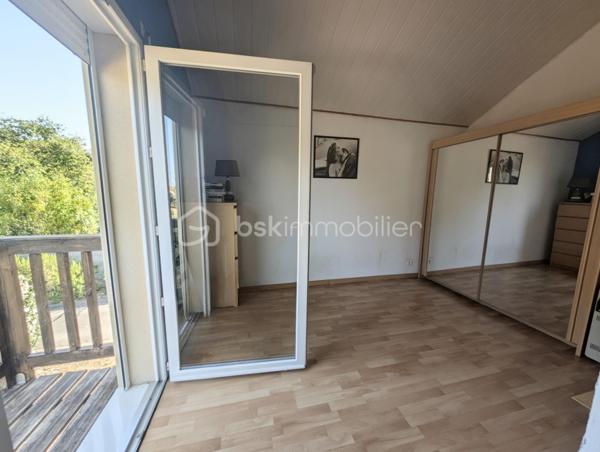 Située dans un hameau, à seulement 4 minutes du bourg en voiture et moins de 10 minutes à vélo, découvrez cette maison de 2007 implantée sur une parcelle de plus de 1 200 m².

Elle se compose d'une belle pièce de vie avec cuisine ouverte aménagée et équipée, bénéficiant d'une grande hauteur sous plafond, d'un mur en parement de pierre et d'une mezzanine ouverte sur le salon. Deux grandes baies vitrées, exposées sud-ouest, apportent une belle luminosité.

Au rez-de-chaussée, vous trouverez également deux chambres sur parquet ainsi qu'une salle d'eau moderne avec double vasque et grande douche.

À l'étage, une troisième chambre dispose d'un balcon avec vue sur le jardin.

À l'extérieur, profitez d'un grand jardin entièrement clôturé, d'un portail électrique, d'un abri de jardin, d'un puits et d'un grand garage.

Données techniques : chauffage au gaz propane, excellente isolation grâce à une construction en béton thermo-isolant, volets roulants électriques et micro-station neuve et conforme.