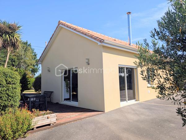 Située dans un hameau, à seulement 4 minutes du bourg en voiture et moins de 10 minutes à vélo, découvrez cette maison de 2007 implantée sur une parcelle de plus de 1 200 m².

Elle se compose d'une belle pièce de vie avec cuisine ouverte aménagée et équipée, bénéficiant d'une grande hauteur sous plafond, d'un mur en parement de pierre et d'une mezzanine ouverte sur le salon. Deux grandes baies vitrées, exposées sud-ouest, apportent une belle luminosité.

Au rez-de-chaussée, vous trouverez également deux chambres sur parquet ainsi qu'une salle d'eau moderne avec double vasque et grande douche.

À l'étage, une troisième chambre dispose d'un balcon avec vue sur le jardin.

À l'extérieur, profitez d'un grand jardin entièrement clôturé, d'un portail électrique, d'un abri de jardin, d'un puits et d'un grand garage.

Données techniques : chauffage au gaz propane, excellente isolation grâce à une construction en béton thermo-isolant, volets roulants électriques et micro-station neuve et conforme.