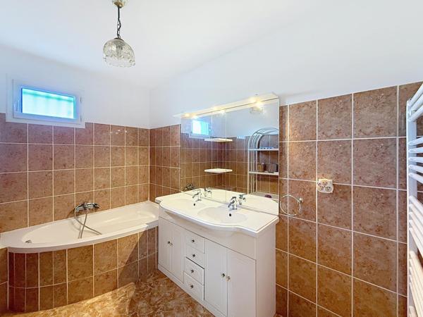 VILLA 163M2, JARDIN 806M2, LOTISSEMENT PRIVE