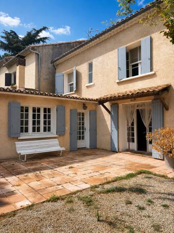 Maison de village 5 pièces 160 m2 , cour, dépendances et parking