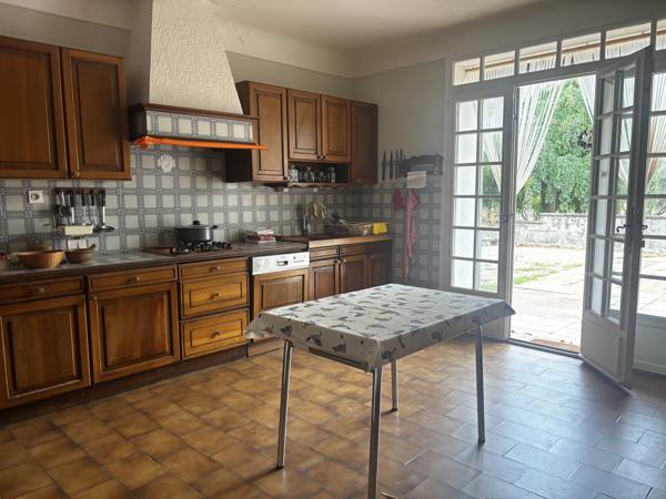 Maison de village 5 pièces 160 m2 , cour, dépendances et parking