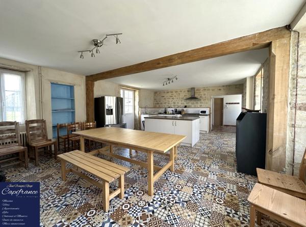 ISIGNY SUR MER, propriété divisée en trois habitations pour une surface de 330 m² avec boxs et dépendances !!!