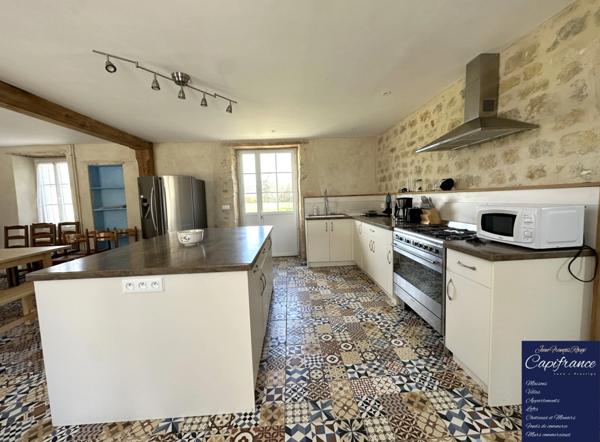 ISIGNY SUR MER, propriété divisée en trois habitations pour une surface de 330 m² avec boxs et dépendances !!!