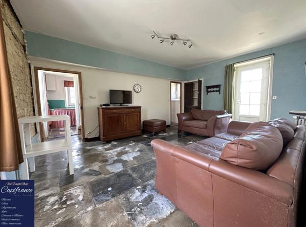 ISIGNY SUR MER, propriété divisée en trois habitations pour une surface de 330 m² avec boxs et dépendances !!!