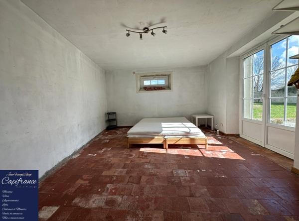 ISIGNY SUR MER, propriété divisée en trois habitations pour une surface de 330 m² avec boxs et dépendances !!!