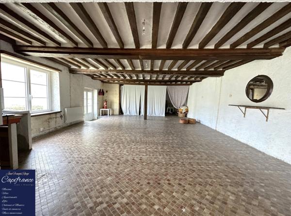 ISIGNY SUR MER, propriété divisée en trois habitations pour une surface de 330 m² avec boxs et dépendances !!!