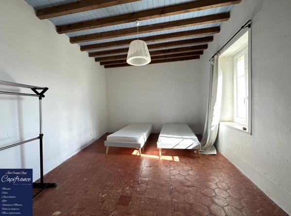 ISIGNY SUR MER, propriété divisée en trois habitations pour une surface de 330 m² avec boxs et dépendances !!!