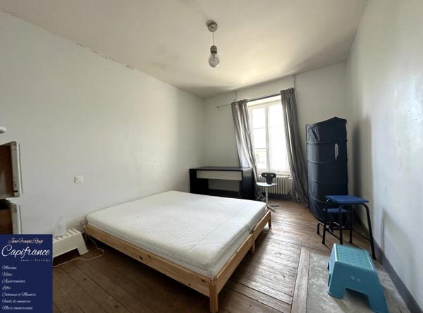 ISIGNY SUR MER, propriété divisée en trois habitations pour une surface de 330 m² avec boxs et dépendances !!!