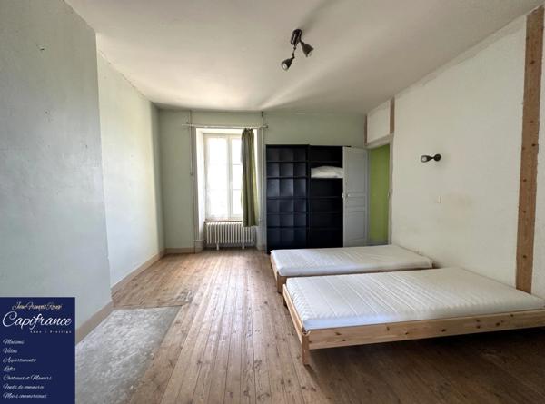 ISIGNY SUR MER, propriété divisée en trois habitations pour une surface de 330 m² avec boxs et dépendances !!!