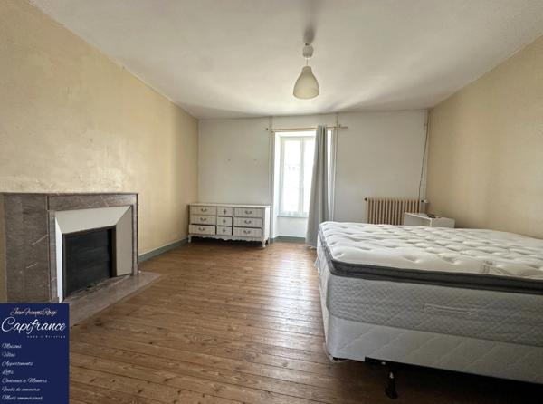 ISIGNY SUR MER, propriété divisée en trois habitations pour une surface de 330 m² avec boxs et dépendances !!!