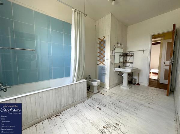 ISIGNY SUR MER, propriété divisée en trois habitations pour une surface de 330 m² avec boxs et dépendances !!!