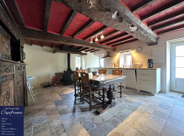 ISIGNY SUR MER, propriété divisée en trois habitations pour une surface de 330 m² avec boxs et dépendances !!!