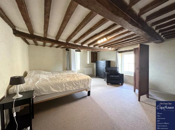 ISIGNY SUR MER, propriété divisée en trois habitations pour une surface de 330 m² avec boxs et dépendances !!!