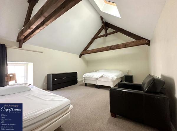 ISIGNY SUR MER, propriété divisée en trois habitations pour une surface de 330 m² avec boxs et dépendances !!!