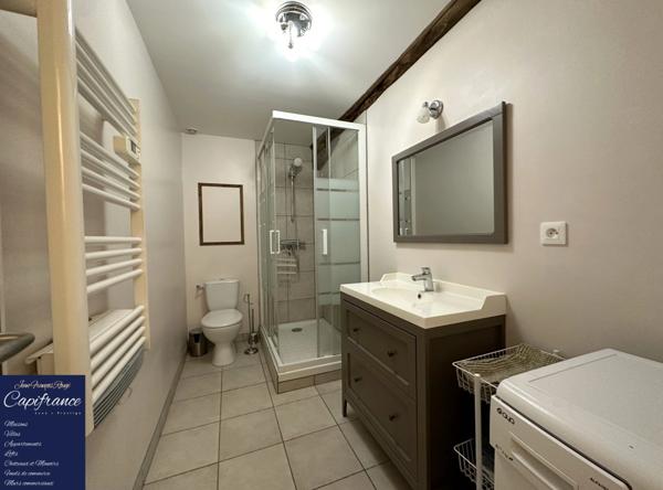 ISIGNY SUR MER, propriété divisée en trois habitations pour une surface de 330 m² avec boxs et dépendances !!!