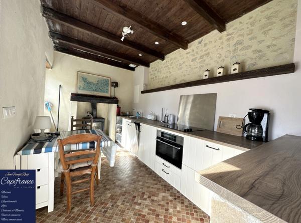 ISIGNY SUR MER, propriété divisée en trois habitations pour une surface de 330 m² avec boxs et dépendances !!!