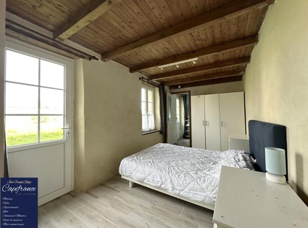 ISIGNY SUR MER, propriété divisée en trois habitations pour une surface de 330 m² avec boxs et dépendances !!!