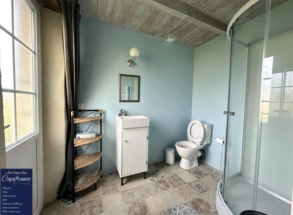 ISIGNY SUR MER, propriété divisée en trois habitations pour une surface de 330 m² avec boxs et dépendances !!!