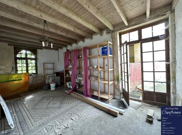 ISIGNY SUR MER, propriété divisée en trois habitations pour une surface de 330 m² avec boxs et dépendances !!!