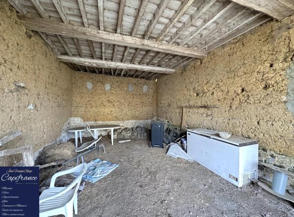 ISIGNY SUR MER, propriété divisée en trois habitations pour une surface de 330 m² avec boxs et dépendances !!!