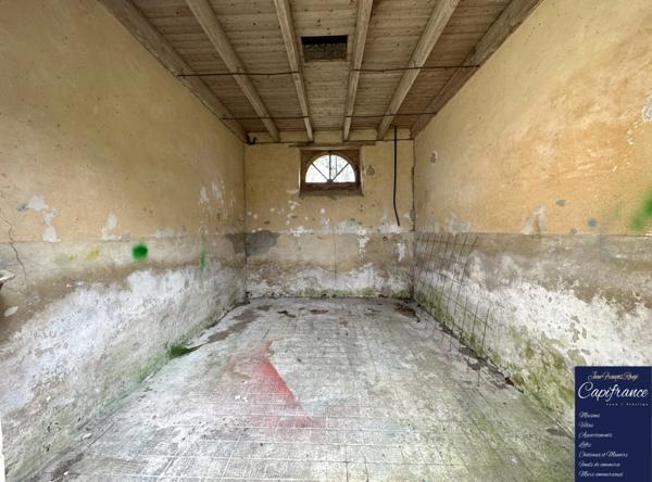 ISIGNY SUR MER, propriété divisée en trois habitations pour une surface de 330 m² avec boxs et dépendances !!!