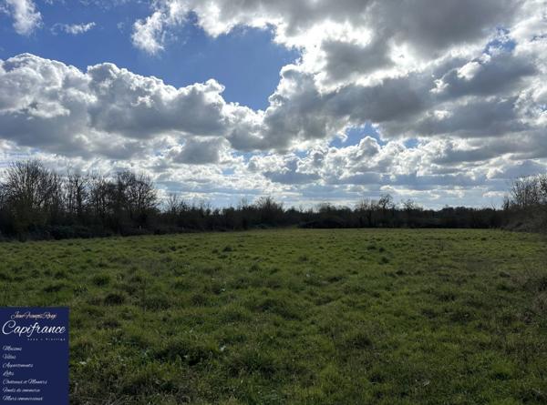 ISIGNY SUR MER, propriété divisée en trois habitations pour une surface de 330 m² avec boxs et dépendances !!!