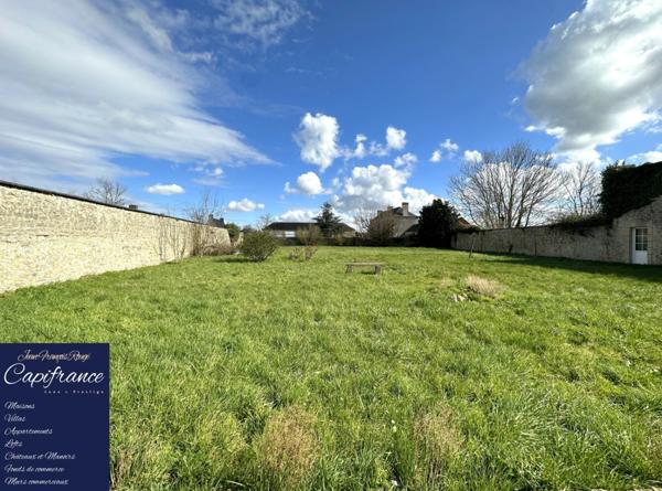 ISIGNY SUR MER, propriété divisée en trois habitations pour une surface de 330 m² avec boxs et dépendances !!!