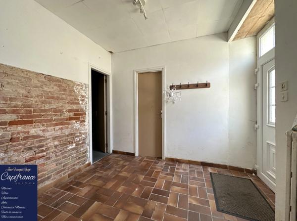 ISIGNY SUR MER, propriété divisée en trois habitations pour une surface de 330 m² avec boxs et dépendances !!!