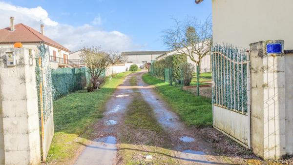 Maison Nevers, plain pied, 4 chambres, piscine, Jardin, double garage, 2H30 de Paris