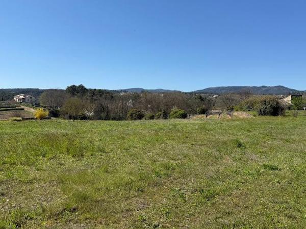 Terrain à batir de 715 m²