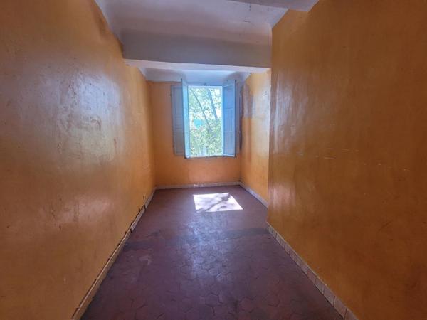 BRIGNOLES (VAR) - Bâtisse de 154m² avec garage