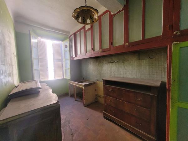 BRIGNOLES (VAR) - Bâtisse de 154m² avec garage