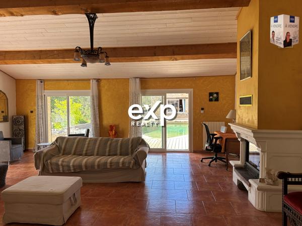 Exceptionnelle propriété de 366 m² composée de 4 habitations indépendantes avec piscine et jacuzzi à Pignans (83790).